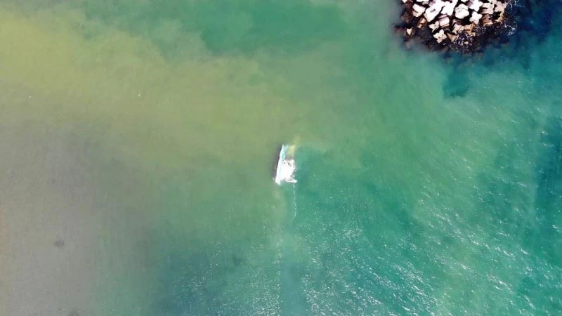 Fırtınada batan kayık havadan görüntülendi
