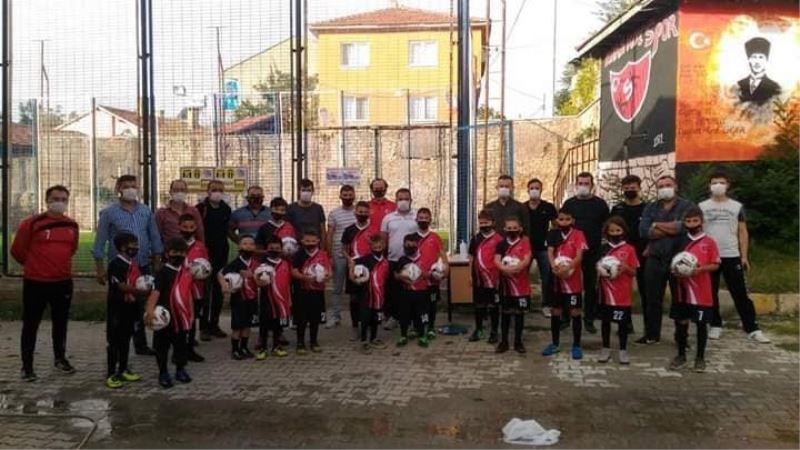 Karaköyspor futbol okulundaki minik futbolculara hijyen eğitimi verildi
