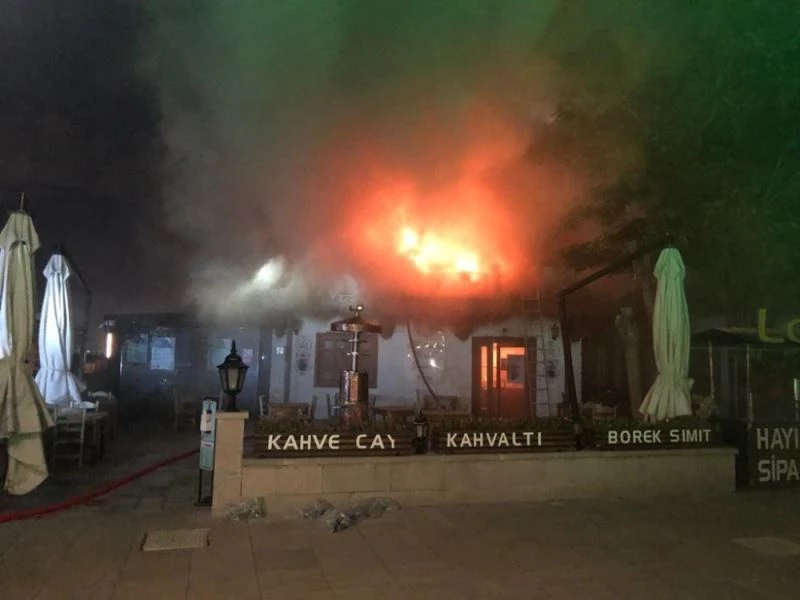 Hacı Bayram Veli Camisi’nin avlusundaki 3 katlı kafenin terası alev alev yandı
