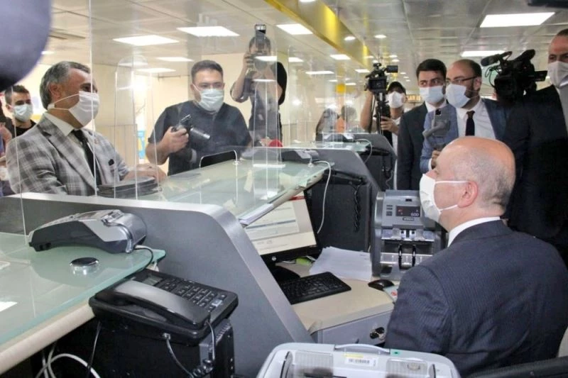 Bakan Karaismailoğlu, gişede vatandaşların işlemlerini yaptı
