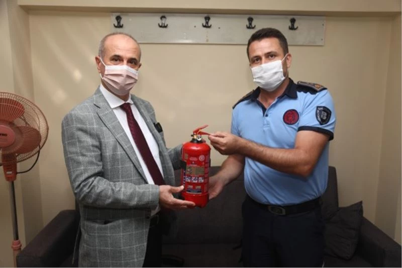 İtfaiyecilerden Başkan’a yangın tüpü hediyesi
