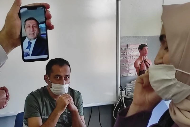 Bakan Selçuk, canlı ders işleyen öğretmenlerle görüntülü görüştü
