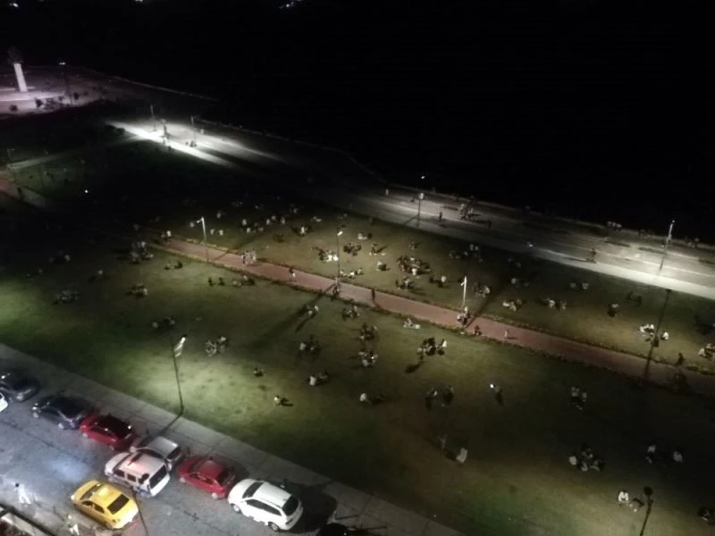 Tüm uyarılara ve ikazlara rağmen İzmir Kordon’daki yoğunluk korkuttu
