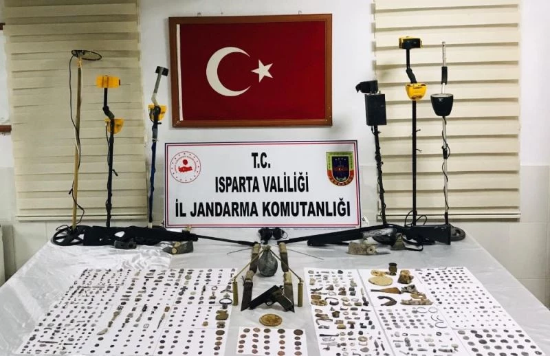 Isparta’da 553 tarihi obje ve 191 adet sikke ele geçirildi
