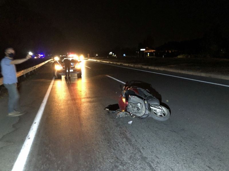 Kavşağa ters yönden giren motosikletliye otomobil çarptı: 1 yaralı
