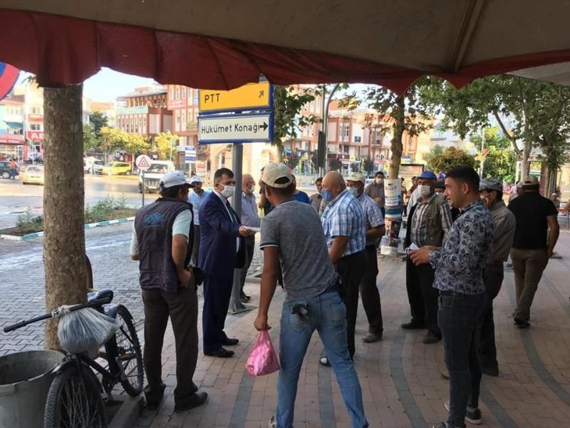 Başkan Koyuncu önce uyardı, sonra maske dağıttı
