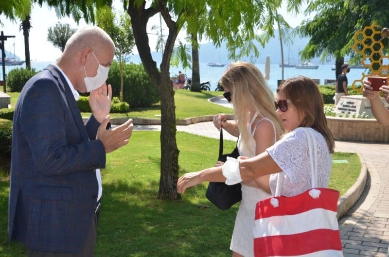 Marmaris Kaymakamı Ertuğ Şevket Aksoy maske denetimi yaptı
