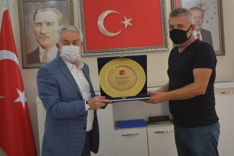 Emrespor’dan Belediye Başkanı Başdeğirmen’e teşekkür plaketi
