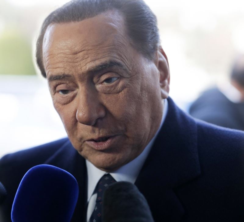 Berlusconi hastaneye kaldırıldı
