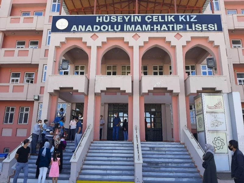 Van ’da ilk ve ortaöğretim öğrencileri için bursluluk sınavı başladı
