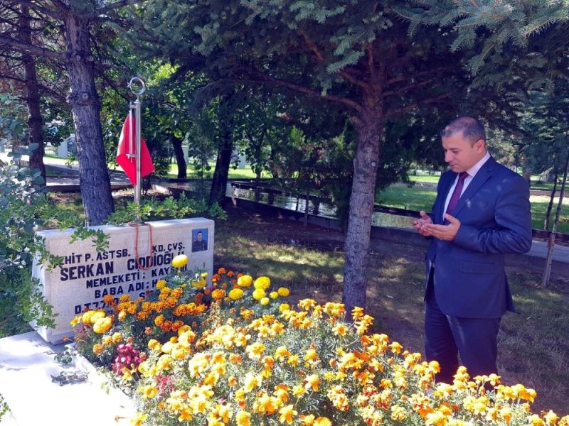 Ali Çelik, ilk ziyaretini Kayseri’nin ilk ülkücü şehidi Mustafa Maraşlıoğlu’nun kabrine gerçekleştirdi
