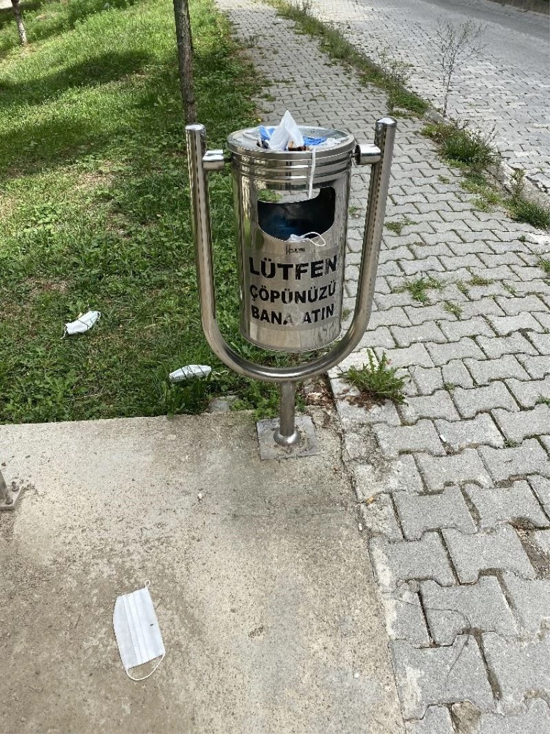 Çöp kutusunun yanında maskeleri yerlere attılar
