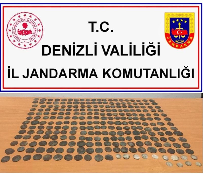 Turistlere tarihi eser satmak isterlerken yakalandılar
