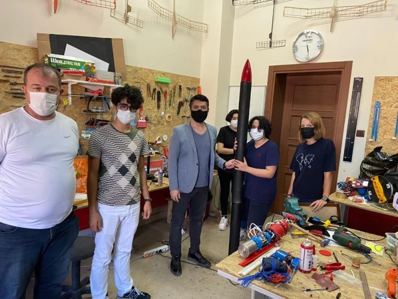 Öğretmen, öğrencileri ile 500 metre uçuş yapabilen roket üretti
