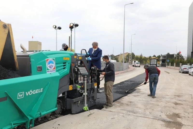 Mini asfalt makinası ile Melikgazi’de asfaltsız yol kalmayacak
