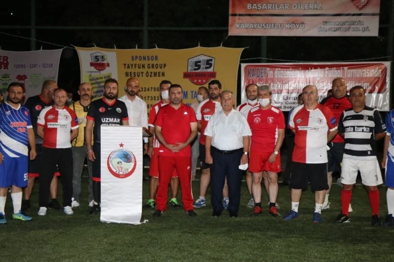 500 Kavaklı genç yeşil sahada
