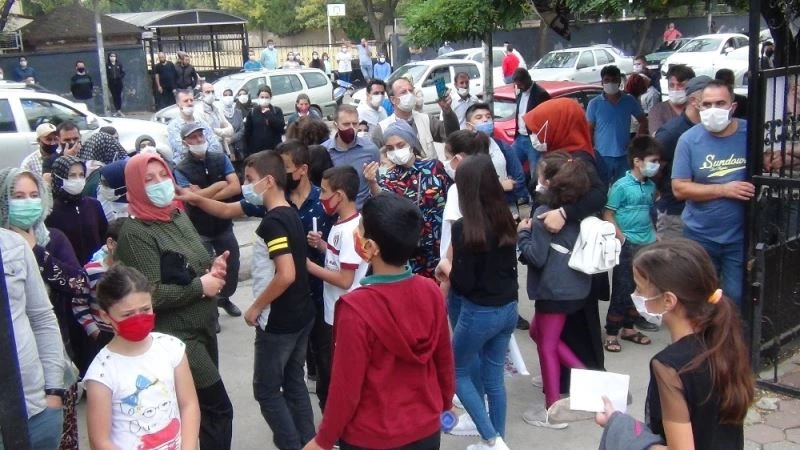 Çocuklarının geleceğini düşünen aileler, sağlığını düşünmüyor
