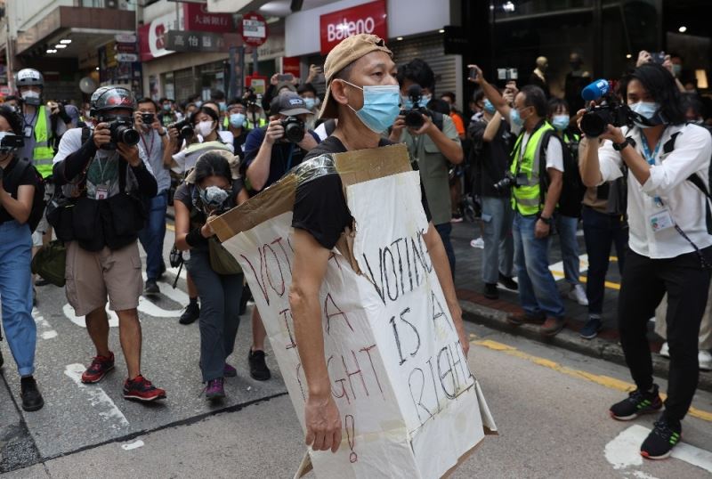 Hong Kong’da sokaklar yine karıştı: En az 90 gözaltı
