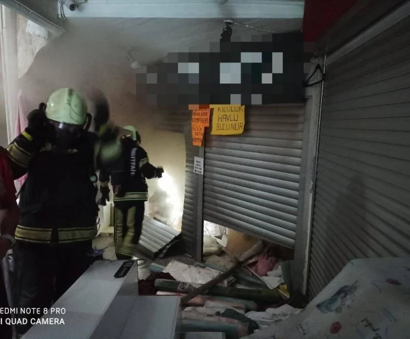 Turistlerin ve vatandaşların uğrak noktası olan iş hanında yangın çıktı
