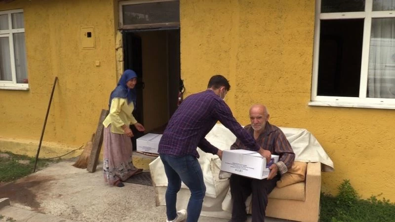 Yaşlı çiftin ihtiyaçlarını Büyükşehirli evlatları karşılıyor
