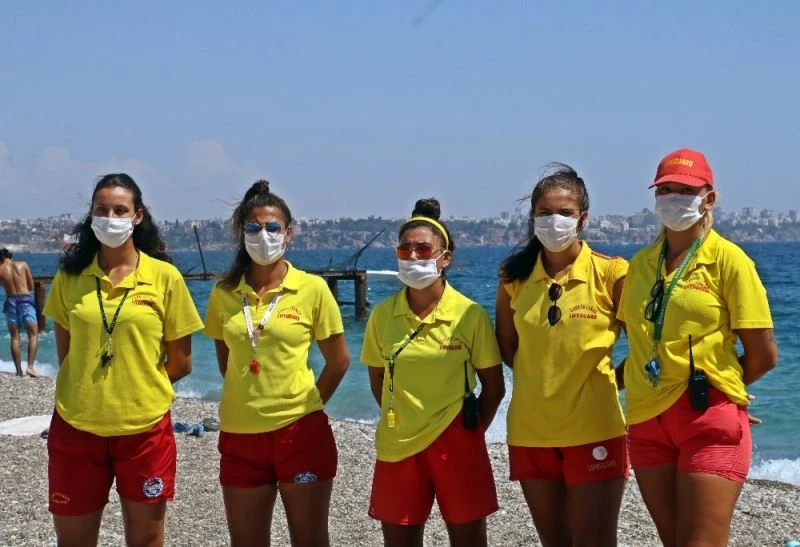 Sahilde görenler denemek için boğulma taklidi yapıyor
