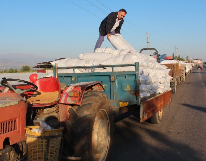 Üzümlerini satabilmek için traktörlerinde sabahladılar
