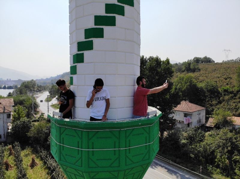 Telefon çekmeyen kırsal mahallede görüşmek için minareye çıkıyorlar
