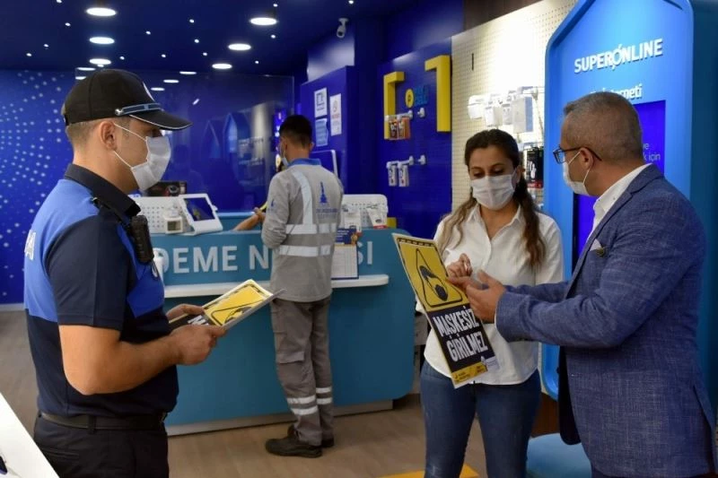 Aliağa zabıtası işletmelere “Maskesiz Girilmez” afişleri dağıttı
