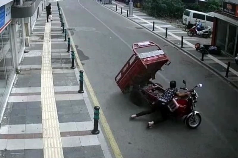 Gaz kolu takılı kalan motosiklet tamirciye zor anlar yaşattı
