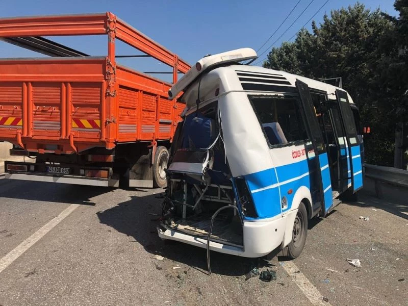 Bursa’da yolcu otobüsü, yolcu minibüsüne çarptı: 10 yaralı
