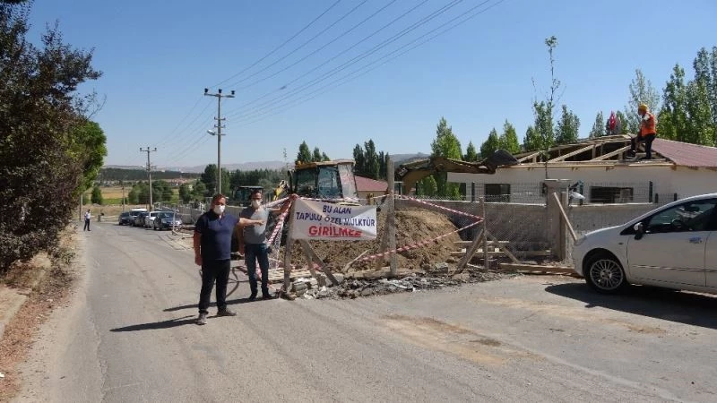 Tapulu arazilerindeki yolu kapatmaları, evlerinin yıkılmasını engellemedi
