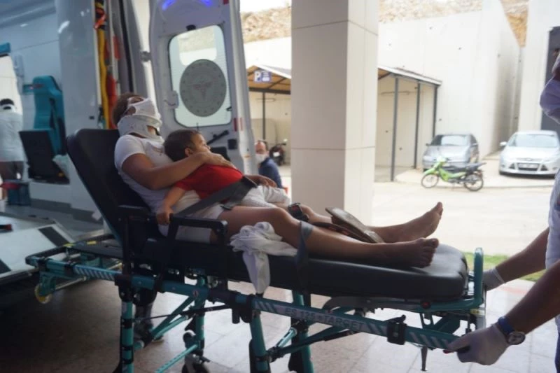 Yaralı anne, yavrusunu kucağından bir ân bile bırakmadı
