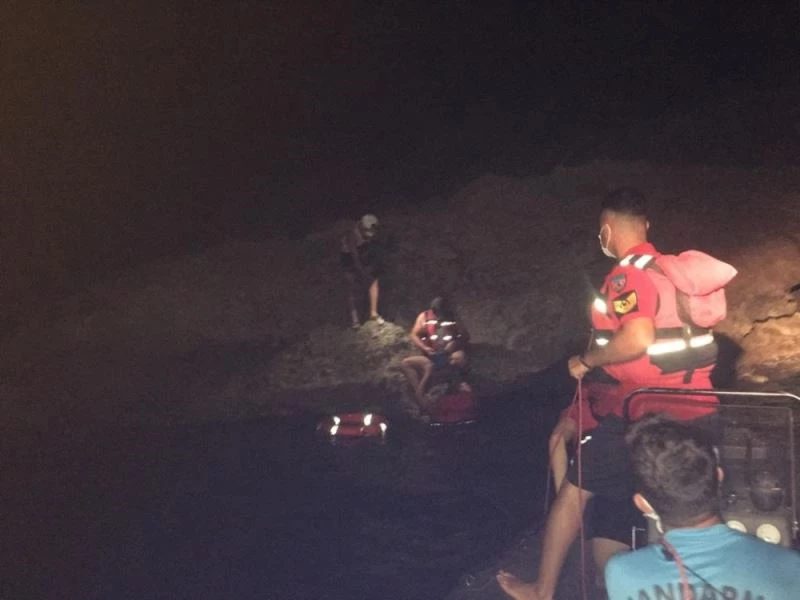 Deniz kıyısında mahsur kalan tatilcileri JÖAK ve JAK kurtardı
