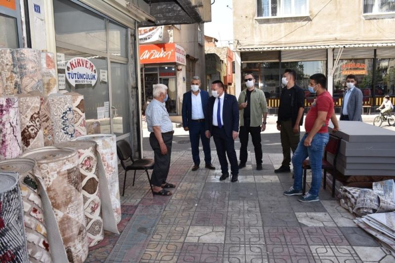 Başkan Beyoğlu servis aracının yakıldığı bölgede vatandaşları ziyaret etti
