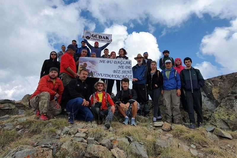 3 bin 331 metrede arkadaşlarını andılar
