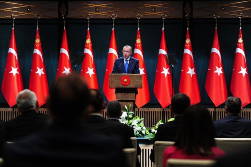 Cumhurbaşkanı Erdoğan: “Hem yüz yüze eğitimi hem de uzaktan eğitimi beraber yürüteceğiz. Ailelerin tercihine göre okul öncesi ve ilkokul 1’den başlayarak okullarımızı eğitim öğretime açıyoruz.”
