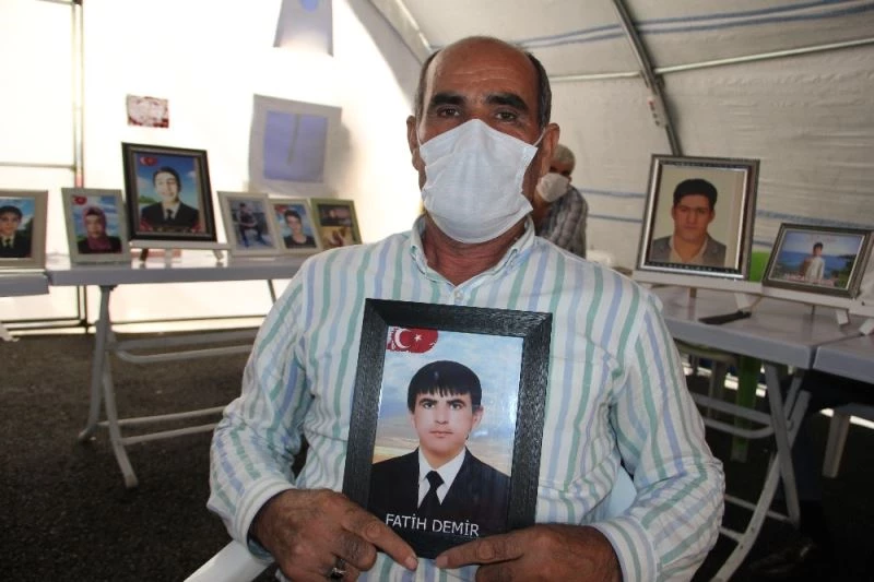 HDP önünde evladını bekleyen ailelerin hikayeleri yürek burkuyor
