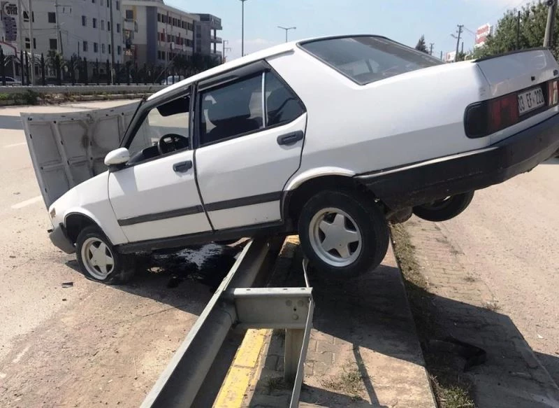 Otomobil önce yayanın koluna çarptı ardından bariyerlere çıktı
