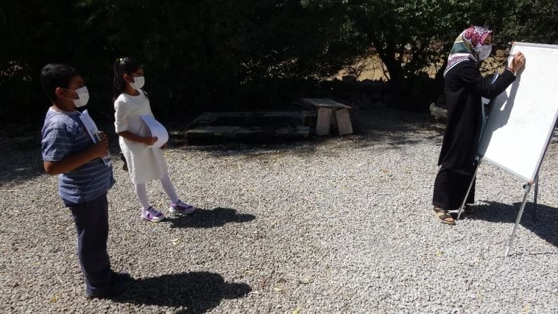 Fedakar öğretmen elinde tahtası kapı kapı dolaşarak eğitim veriyor
