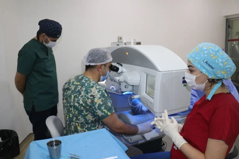 Gözlükle girdiler gözlüksüz çıktılar
