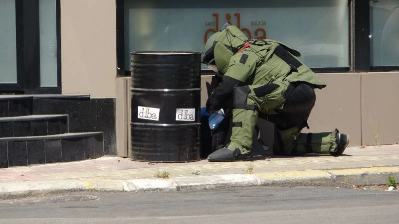 Antalya’da şüpheli çantadan kıyafet çıktı
