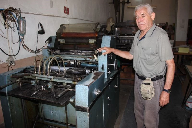 Kendisinden yaşça büyük makinelerle baskıya devam ediyor
