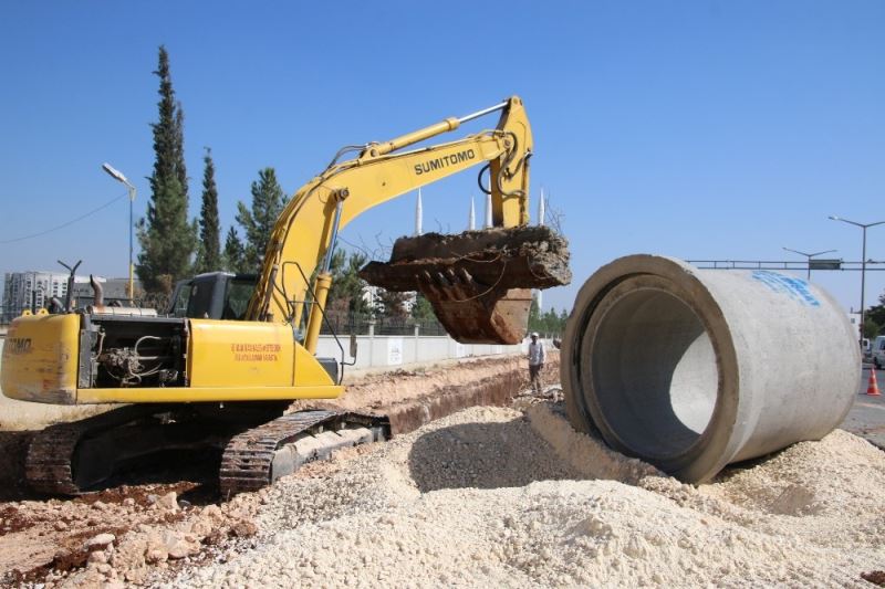 Akçakale yolunda yağmur suyu drenaj çalışması
