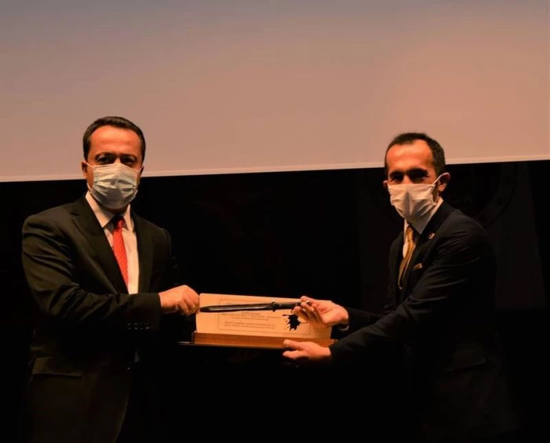 Sultan II. Abdülhamid’in yaptırdığı tüfeğin süngüsünü valiye hediye etti
