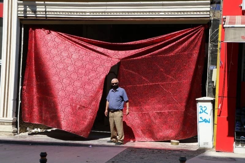 İcra yoluyla çıkartılan kiracı dükkanın giriş çerçevesini söküp, perde takarak kayıplara karıştı
