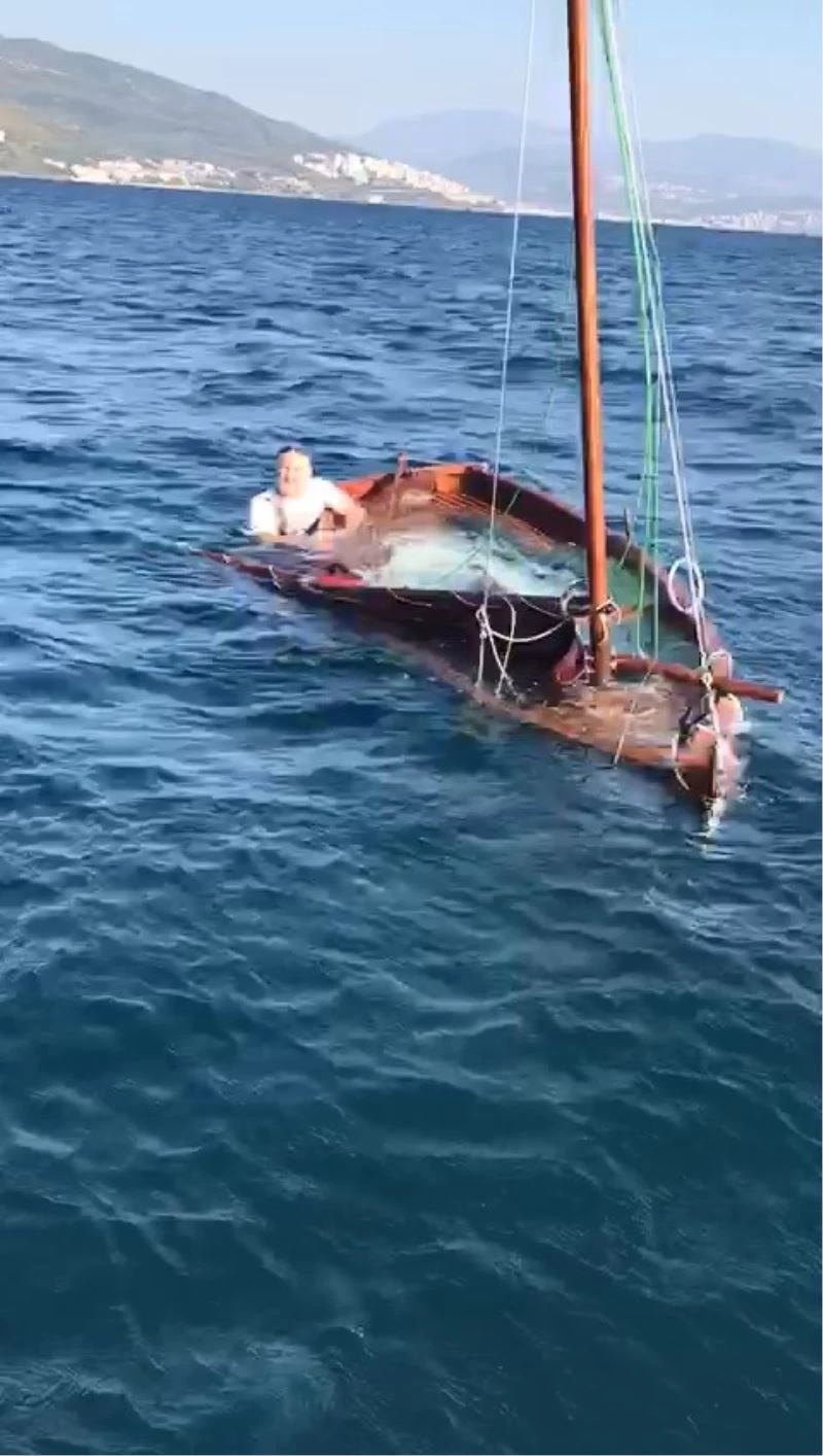 Bursa’da tekne battı...Cankurtaranlar tekneyi ve şahsı sudan çıkardı
