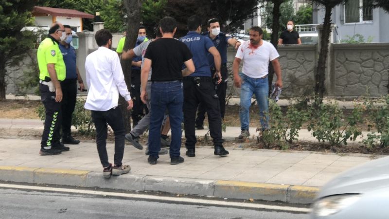 Trafik kaza sonrası keser ve sopaların kullanıldığı kavga kamerada
