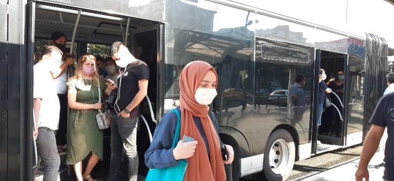 Metrobüs ve otobüslerde ayakta yolculuk devam ediyor
