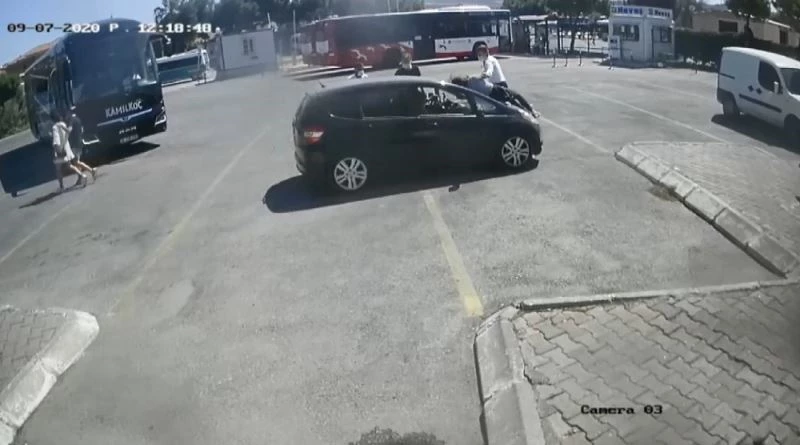 Fren yerine gaza bastı, kadını iki araç arasına sıkıştırdı
