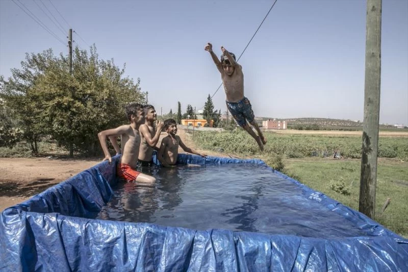 Çocukların traktör römorkunda havuz keyfi